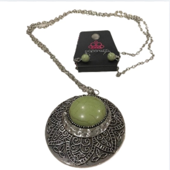 Jewelry - NWT Paparazzi Shade of Green & Silver Toned Necklace with Matching Earrings